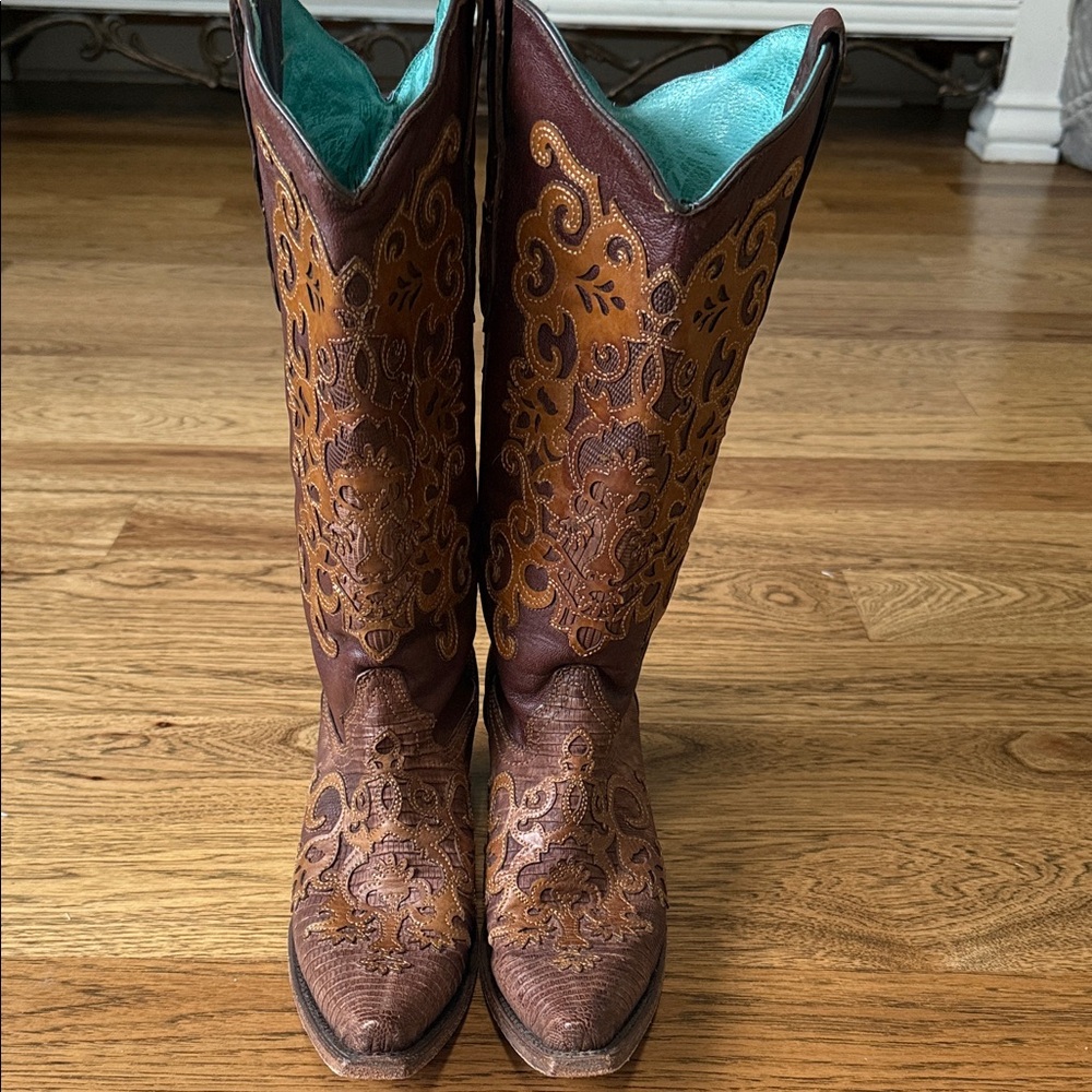 Vintage Corral Western Boots C1152. Brown Laser cut snip toe boot- size 8